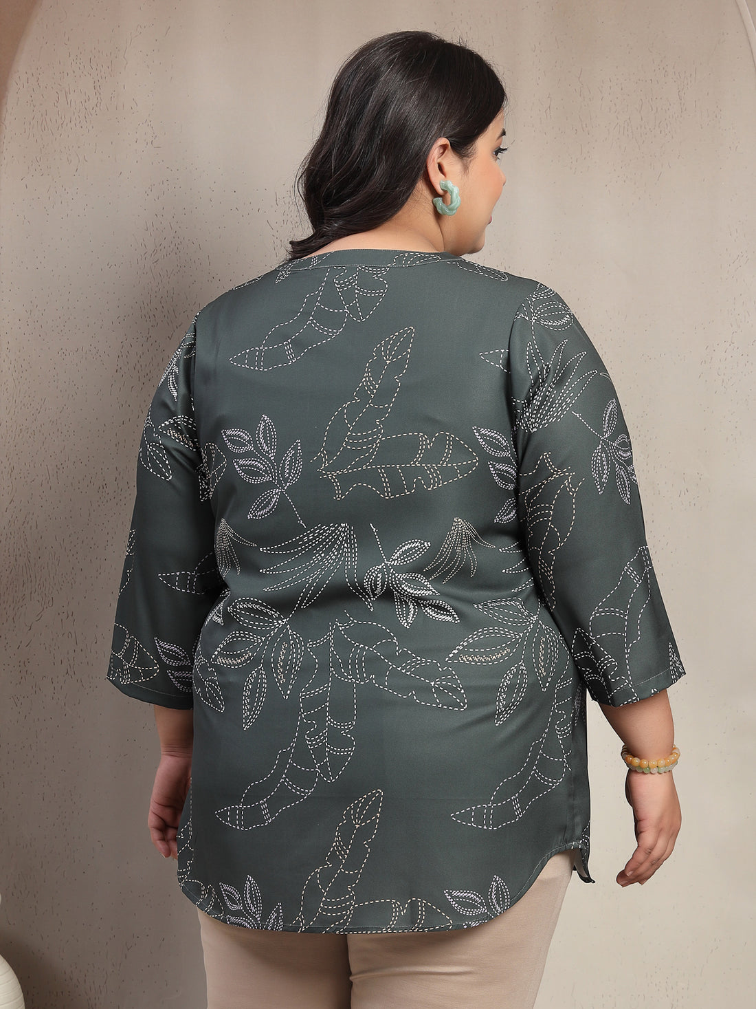 Plus Size Women Floral Printed V-Neck Three-Quarter Sleeves Regular Top