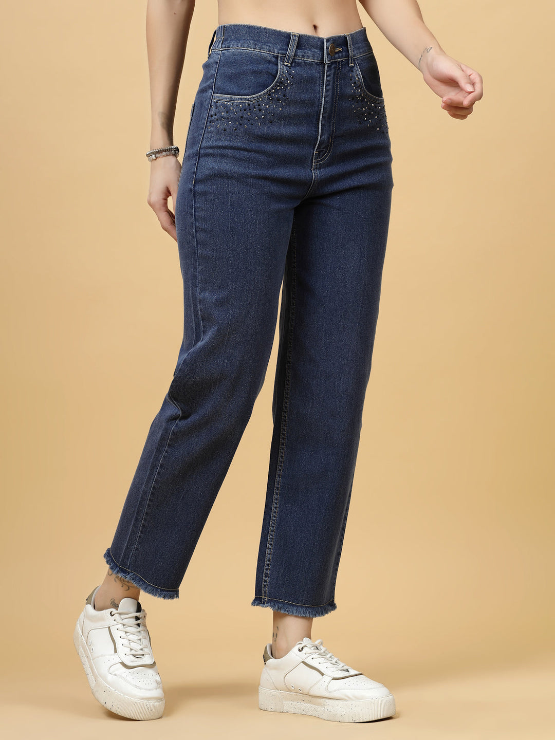 Women Clean Look Stretchable Frayed Denim Mid-Rise Cropped Jeans