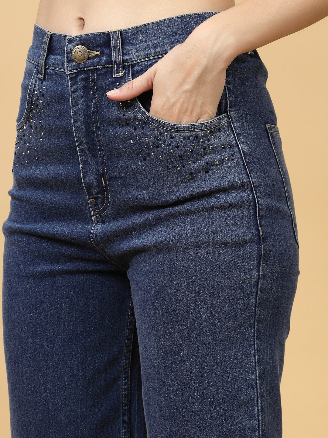 Women Clean Look Stretchable Frayed Denim Mid-Rise Cropped Jeans