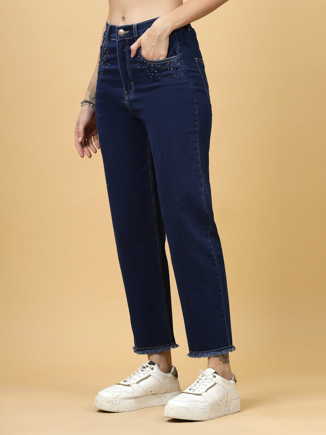 Women Clean Look Stretchable Frayed Denim Mid-Rise Cropped Jeans