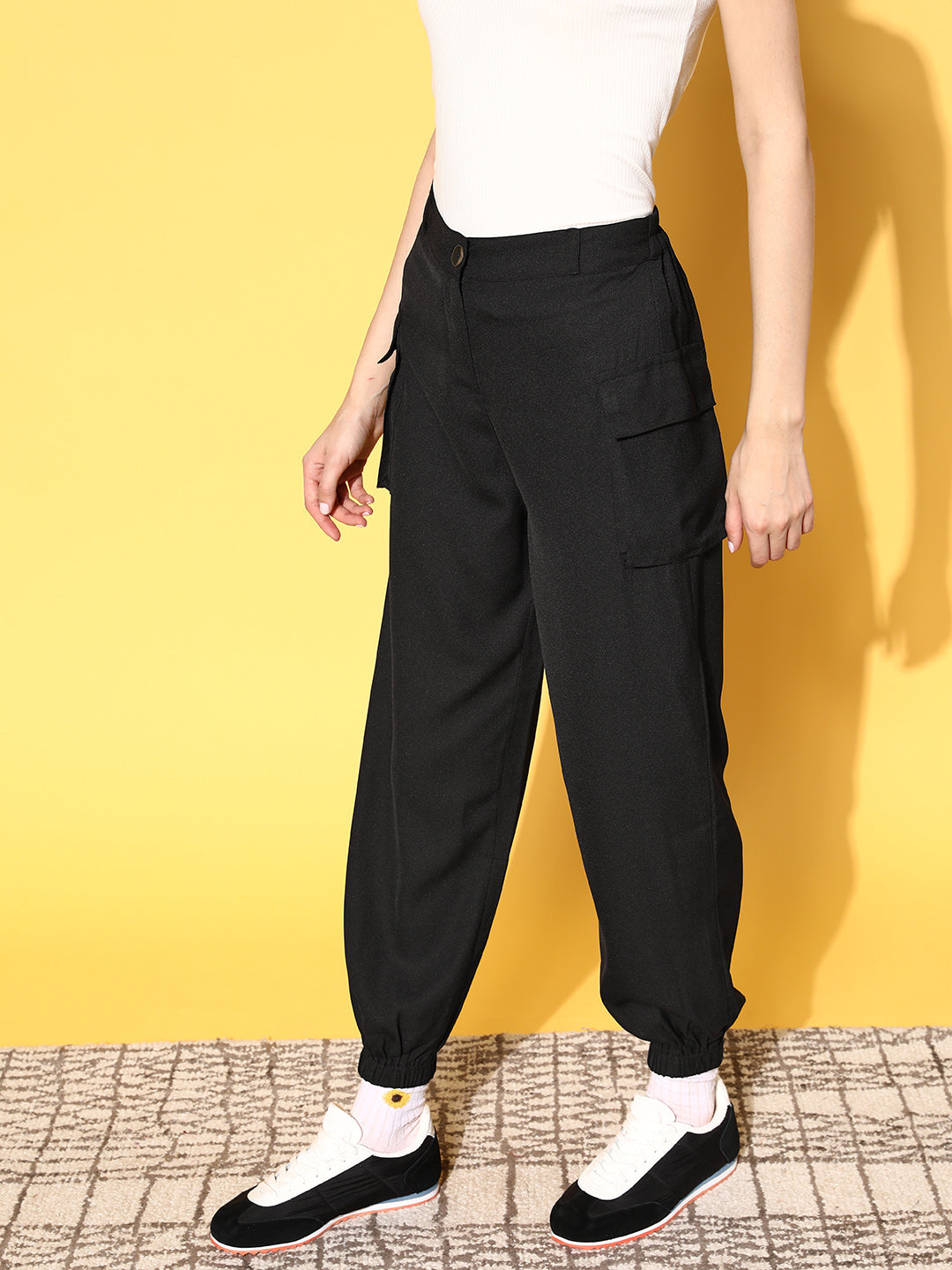 Women Classy Black Solid Utility Track Pants