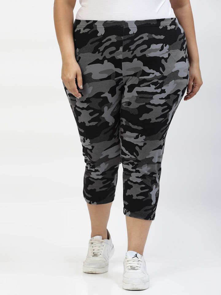 Women Black Printed Regular Fit Capris