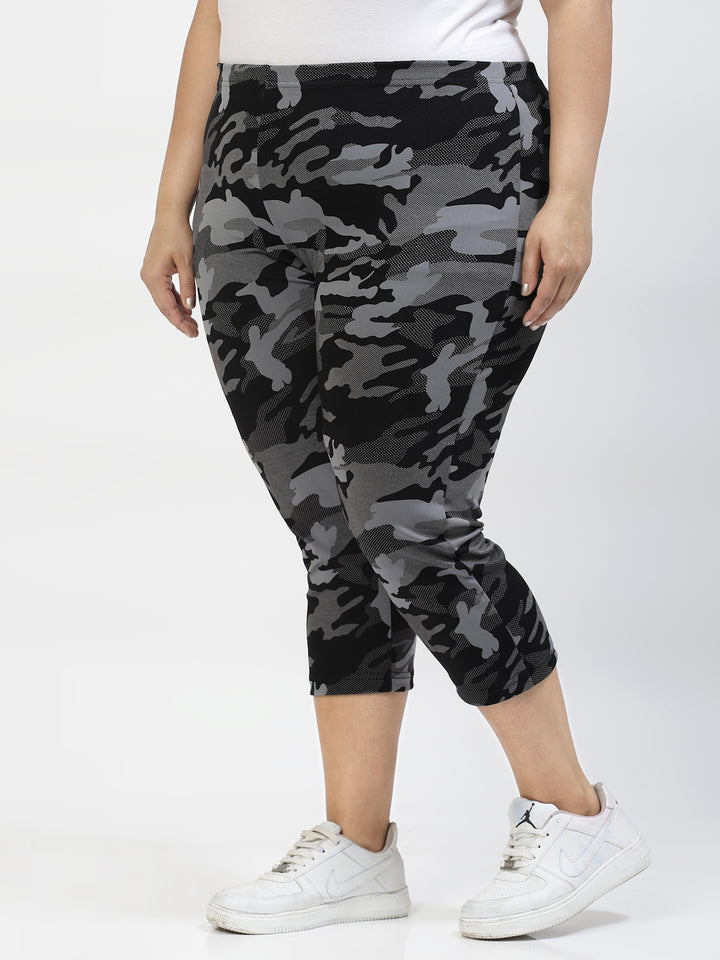 Women Black Printed Regular Fit Capris