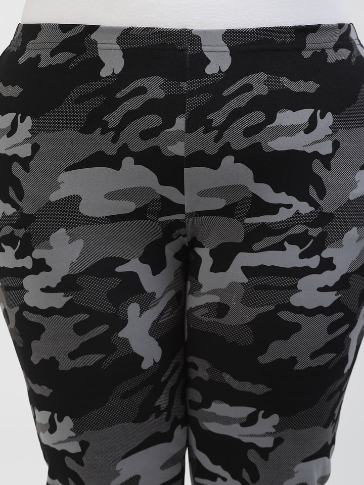 Women Black Printed Regular Fit Capris