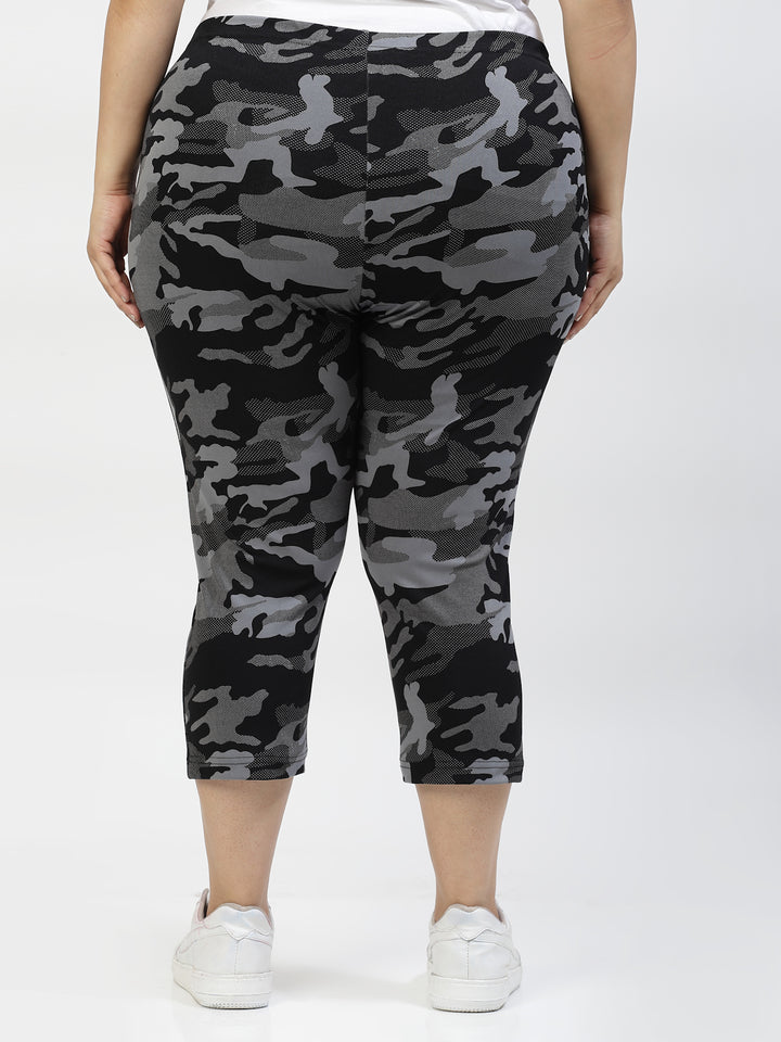 Women Black Printed Regular Fit Capris