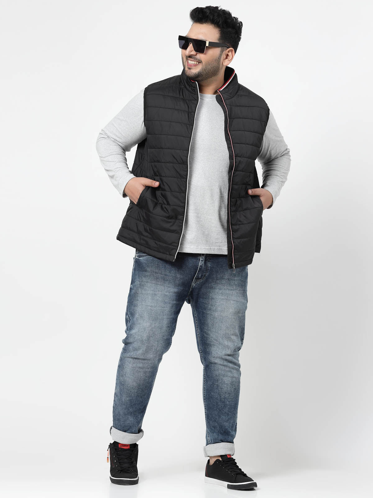 Sleeveless puffer jacket with recycled wadding - Black | Benetton
