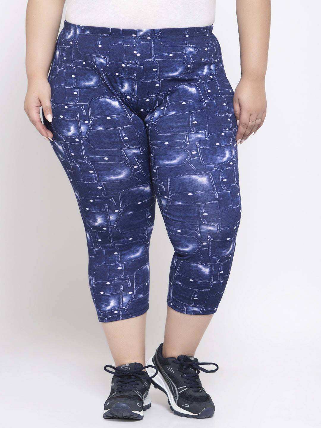 Women Blue & White Printed Regular Fit Capris