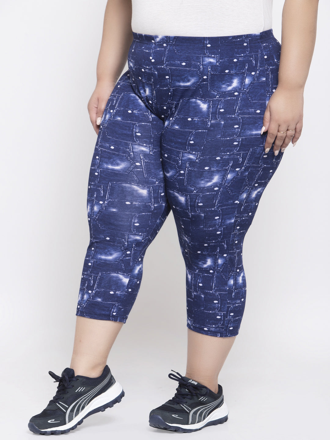 Women Blue & White Printed Regular Fit Capris