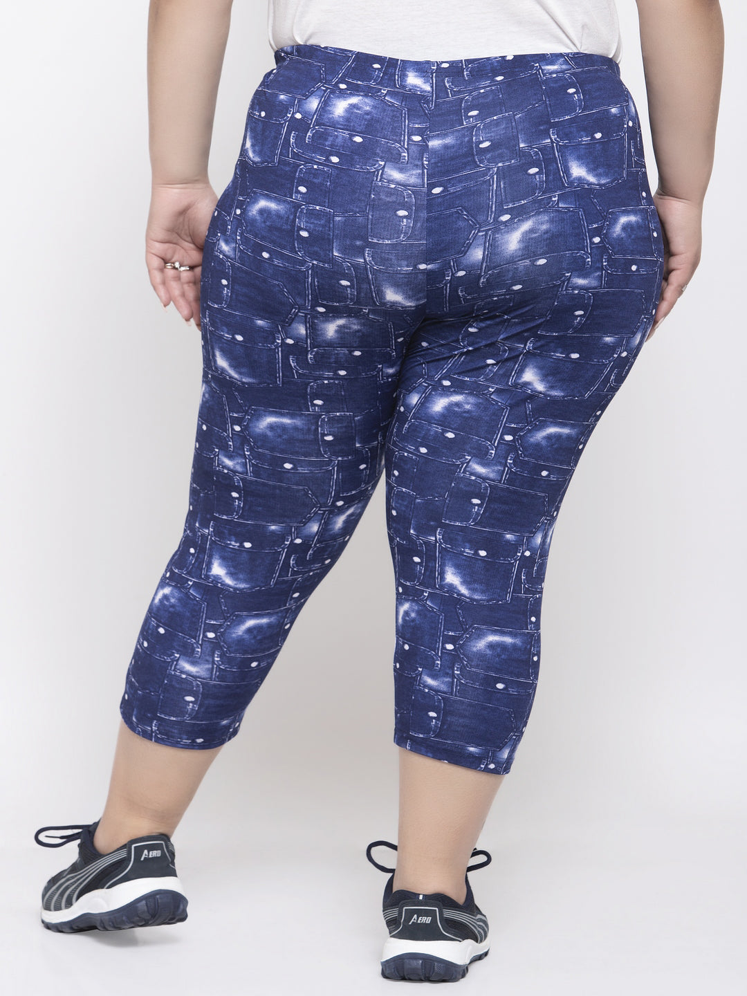 Women Blue & White Printed Regular Fit Capris