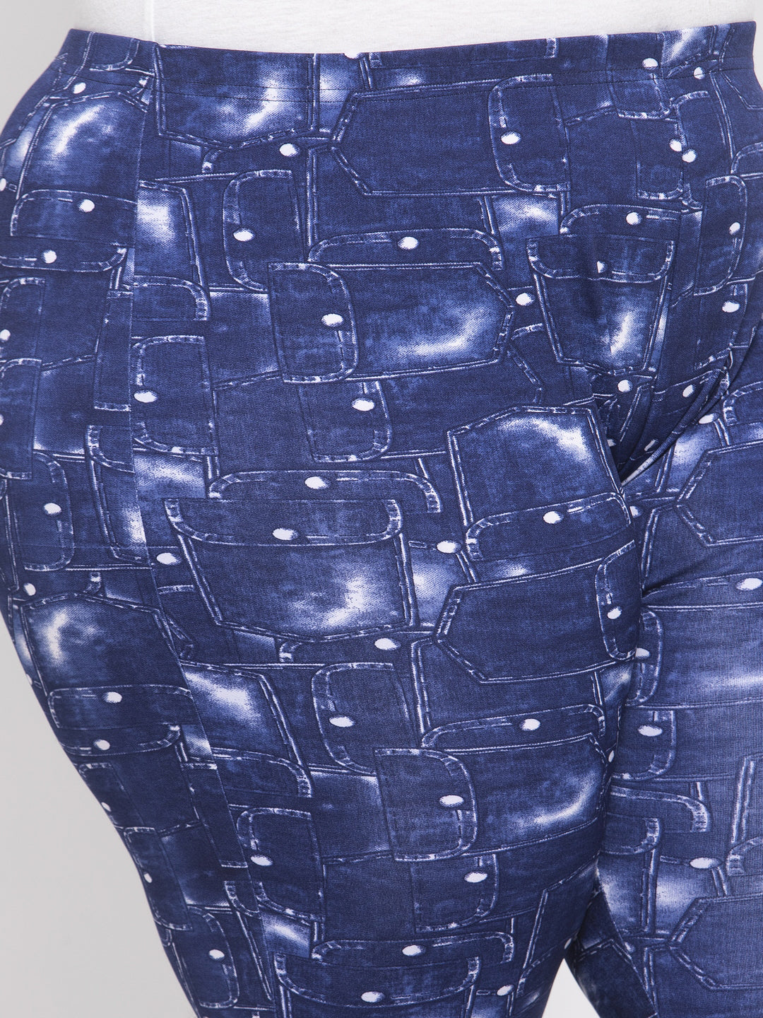Women Blue & White Printed Regular Fit Capris